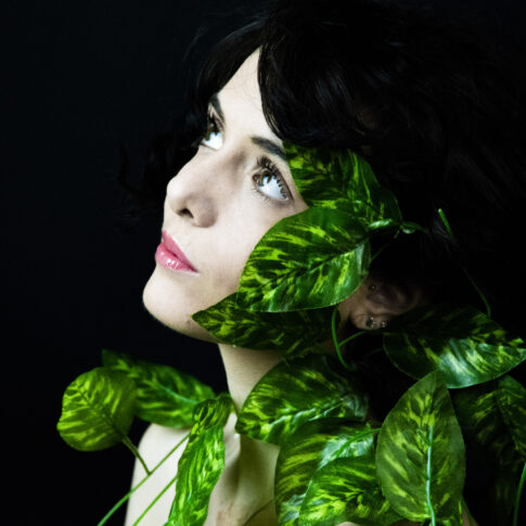 ritratto donna con rampicante verde book fotografico