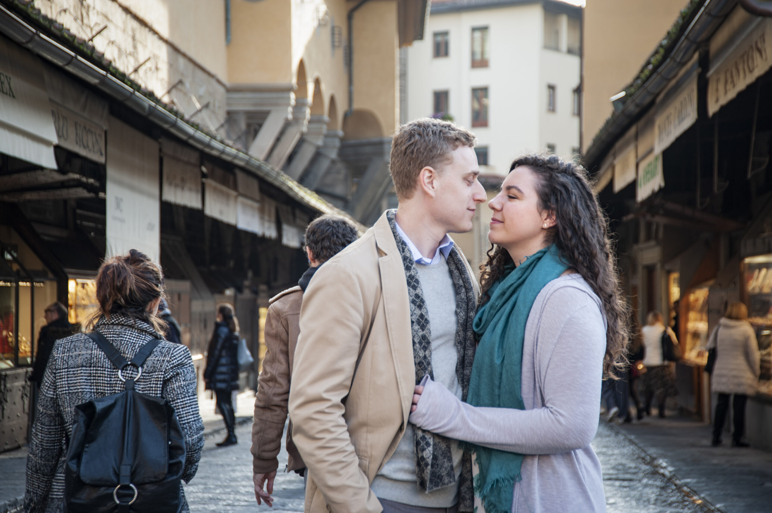 photoshooting in the center of Florence of happy couple