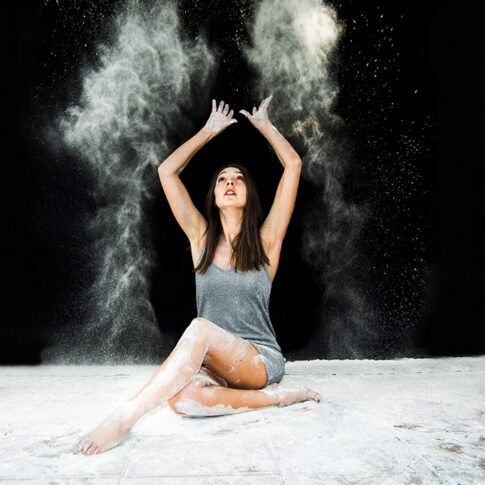foto artistica con effetto esplosione di farina di Jenny Liedholm