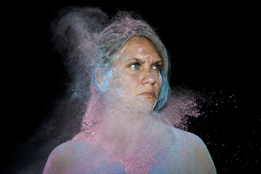 ritratto di donna con effetto esplosione di farina colorata